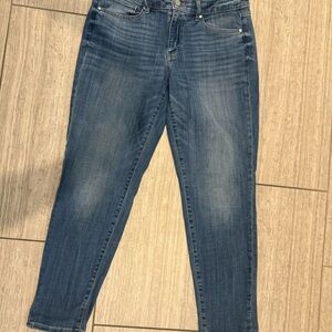 Size 8 Mid-Rise Girlfriend everyday soft White House Black Market jeans.